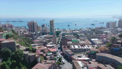 Drone advancing toward ocean with buildings foreground, Valparaíso Vídeo Stock 340991543