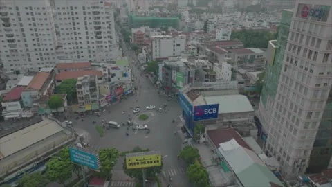 Drone advancing toward roundabout with vehicles 動画素材 346604955