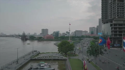 Drone advancing toward Vietnamese flag on pole 動画素材 346604798