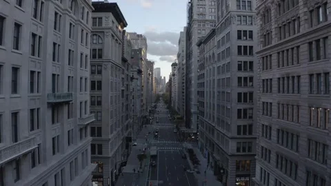 Drone aerial above empty 5th ave in mid-town Manhattan, no one around, New York  Vídeos de archivo 248535965
