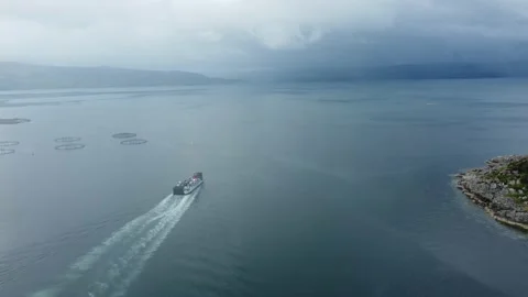 Drone Aerial of Calmac Ferry Leaving Portavadie Vídeos de archivo 160448593