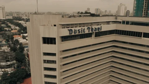 Drone Aerial: Dusit Thani Hotel Manila Establishing Shot Pull out 動画素材 93772699