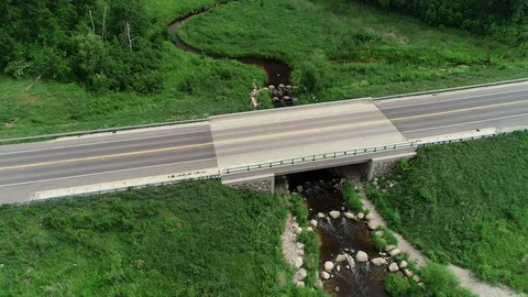 Drone aerial of empty highway bridge on rural road. Vídeo Stock 116358426