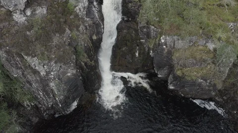 Drone Aerial of the Falls of Kirkaig Vídeo Stock 106927492