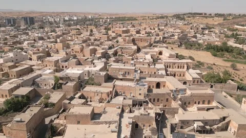 Drone aerial fly over view of Midyat old city in Mardin Province, showing s.. Vídeo Stock 318090098