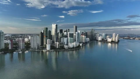 Drone Aerial Forward Tracking Left Pan Over Miami Skyline 库存影片 329087613
