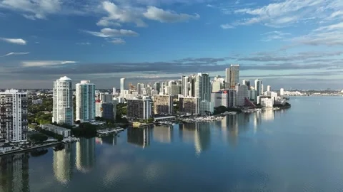 Drone Aerial Forward Tracking Left Pan Over Miami Skyline 库存影片 329088495