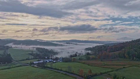 Drone aerial hyperlapse of fog dissolving over a rural farm 库存影片 317834553