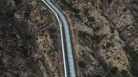 Drone aerial looking down on Cascades, the terminus of the Los Angeles aqueduct Vidéo 99704233