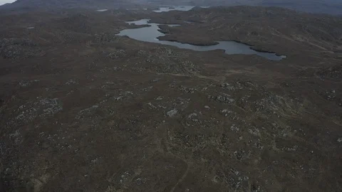Drone Aerial of the Mountains of Assynt Vídeo Stock 106928828