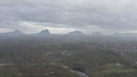 Drone Aerial of the Mountains of Assynt Vídeo Stock 106929621