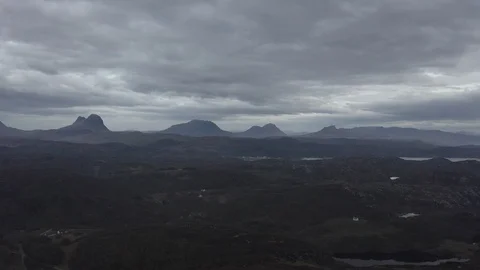 Drone Aerial of the Mountains of Assynt Vídeo Stock 106930025