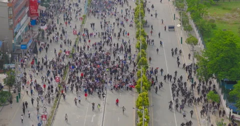 Drone aerial orbiting Gen Z activists at the Federal Parliament Hall gates in Vídeos de archivo 335018561