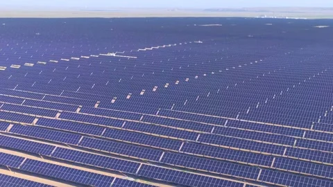 Drone aerial shot of photovoltaic array farm on vast Gobi land, clean solar Stockbeeldmateriaal 338416145