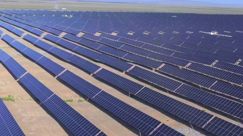 Drone aerial shot of photovoltaic array farm on vast Gobi land, clean solar 库存影片 338416367