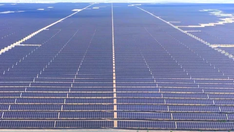 Drone aerial shot of photovoltaic array farm on vast Gobi land, clean solar 库存影片 338416494