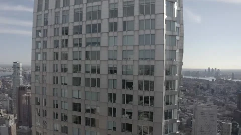 Drone aerial spiraling down 8 Spruce Street Gehry condo in New York City Vídeos de archivo 248536422