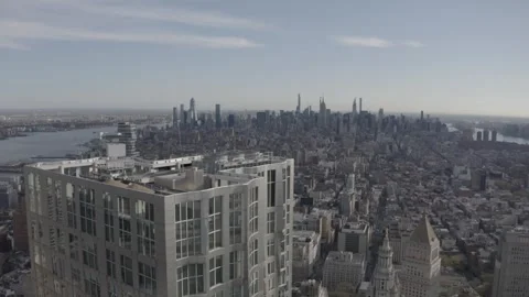 Drone aerial spiralling down 8 Spruce Street Gehry condo in New York City 库存影片 248536428