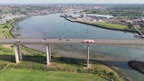 Drone Aerial Static of Highway Traffic on Orwell Bridge with Countryside Видео 337141220