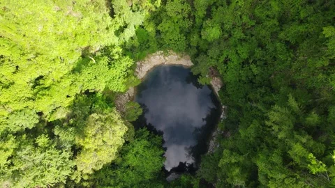 Drone aerial top down above emerald pool at lom poo kiew. Vídeo Stock 246199384