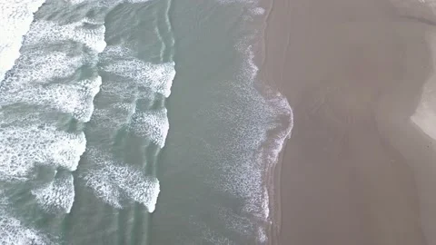 Drone aerial top down view of waves crashing on beach in Oregon. Stockbeeldmateriaal 139805355