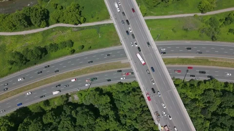 Drone aerial. Top down view. Don Valley Parkway &amp; Leaside Bridge. 4K. Stockbeeldmateriaal 295311377
