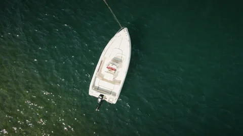 Drone aerial top down of white motorboat on Lake Garda water 4K Vídeos de archivo 329143319