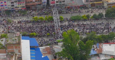 Drone aerial tracking of Gen Z youth march approaching Federal Parliament House Vídeos de archivo 335018218