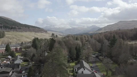Drone Aerial of Tyndrum Vídeo Stock 105129475