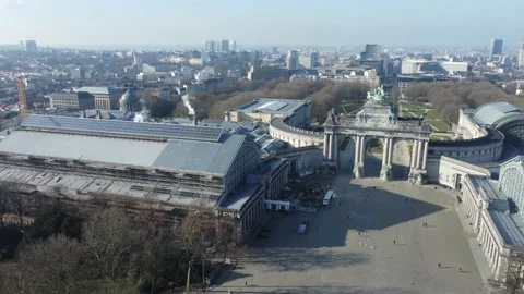 Drone aerial view at Cinquantenaire park (Jubelpark) and The Triumphal arch Vídeo Stock 169356827