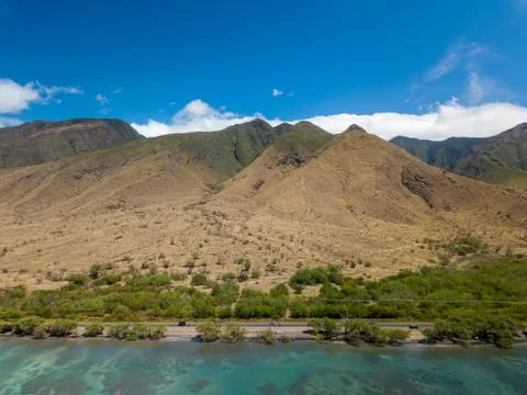 Drone aerial view of the dry mountains and clear waters of Lahaina, Maui, Hawaii Foto stock