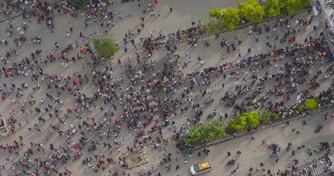 Drone aerial view of Gen Z protesters marching towards Parliament House in Vídeos de archivo 335018351