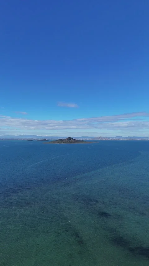 Drone aerial view of Isla surrounded by the calm blue waters of Mar Menor 库存影片 341293252