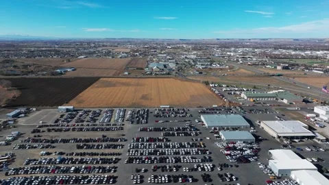 Drone aerial view of a large car lot in Billings Montana 스톡 동영상 256994502