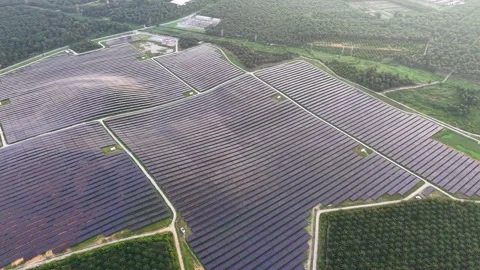 Drone aerial view of large solar panel farm 库存影片 337724256