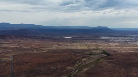 Drone aerial view over Karoo landscape revealing Beaufort West and distant Vidéo 333018251