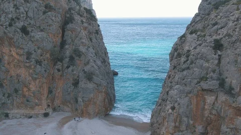 Drone approach to dynamic cove and cliff in Sa Calobra, Mallorca 스톡 동영상 100264044