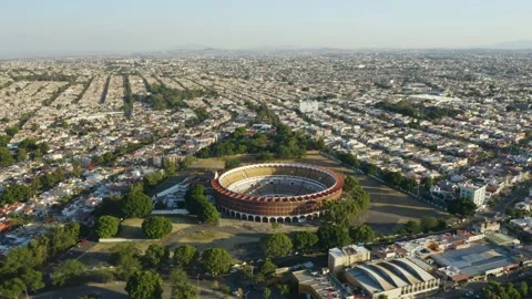 Drone Approaches Plaza de Toros Nuevo Progreso, Pan Down. Guadalajara, 库存影片 143282467