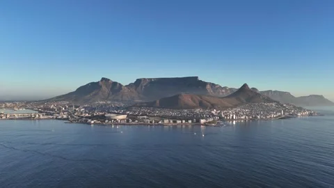 Drone approaches Table Mountain on beautiful blue sky day blue ocean Vídeo Stock 274263976