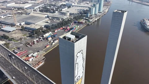 Drone approaches top of Bolte Bridge tower featuring PAM bird graffiti 스톡 동영상 339078253