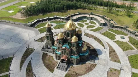 Drone approaching cathedral from elevated angle Vidéo 321492610