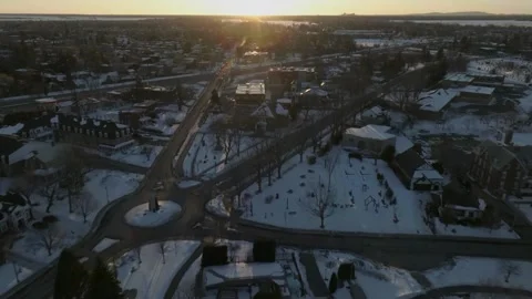 Drone approaching to the main street of the city of chambly quebec canada in Vidéo 341584523