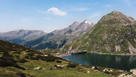 Drone approaching Montespluga Dam and Lake in the Italian Alps Vídeos de archivo 319205572