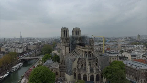 Drone approaching Notre-Dame Cathedral after devastating fire 库存影片 114711892