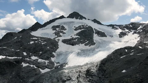 Drone approaching Pizzo Ferrè glacier on Italian Alps Vidéo 255202803