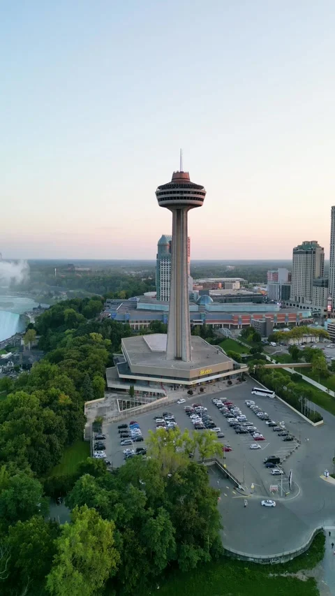 Drone Approaching Skylon Tower Observation Tower in Niagara Falls, Ontario, 스톡 동영상 330450814