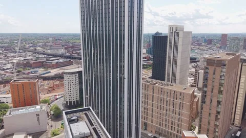 Drone approaching skyscraper with rope access window cleaners working on high Vidéo 334689978