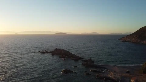 Drone Approaching Small Island Golden Light Cinematic Vidéo 331661101