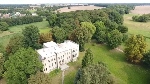 Drone aproach to a manor in Germany Vidéo 90047922
