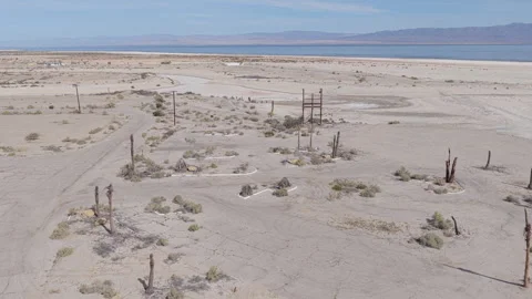Drone Arc Over Former Salton Bay Yacht Club Site with Salton Sea Vídeos de archivo 332682957